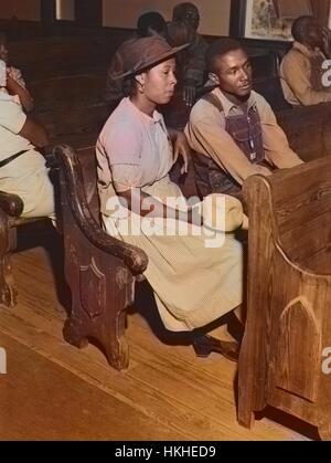 Männliche und weibliche afrikanisch-amerikanischen Bauern sitzen auf Bänken in einer Kirche während eines Treffens der Farm Security Administration der Kreditnehmer in einer Kirche in der Nähe von Woodville, Greene County, Georgia, 1941. Von der New York Public Library. Hinweis: Bild wurde digital eingefärbt wurde mit einem modernen Verfahren. Farben können Zeit ungenau sein. Stockfoto