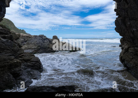 Grotte Gruta Das Encantadas bei stürmischem Wetter, Atlantik, Ilha do Mel, Paraná, Brasilien, Südamerika Stockfoto