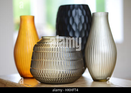 Gruppe von vier dekorative geschliffenes Glasvasen in einem Raum Stockfoto