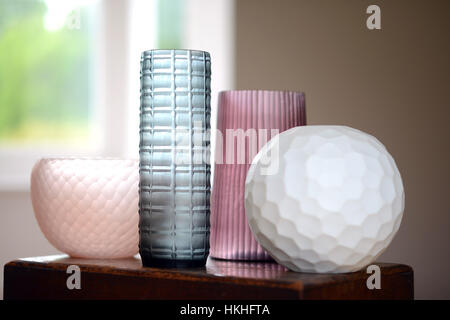 Gruppe von vier dekorative geschliffenes Glasvasen in einem Raum Stockfoto