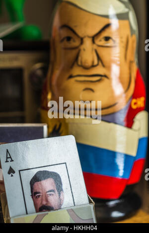 Kommunistische Symbole und Elemente. Schaltfläche "Gorbatschow", Saddam Hussein Identität Spielkarten und nisten Matrjoschkas, Boris Yeltsin. Stockfoto