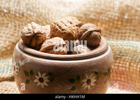 Walnüsse auf Sackleinen Stockfoto