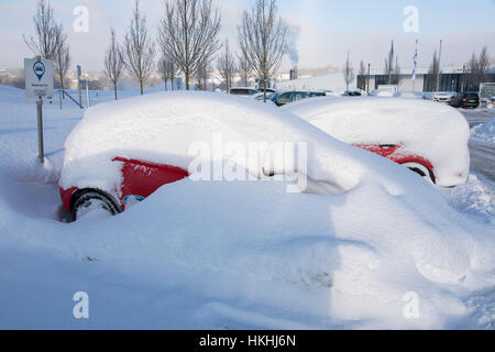 Winter im Sauerland, NRW, geschnitzten Autos auf einem Parkplatz, Deutschland Stockfoto