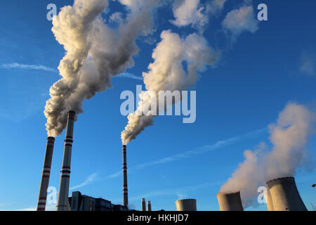 weiße giftigen Rauch aus Kohle-Kraftwerk Stockfoto