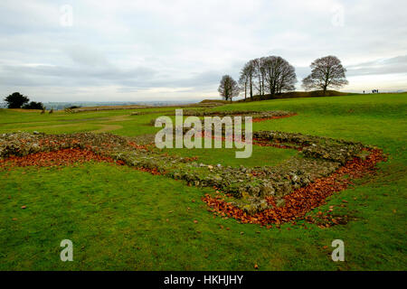 Die Ruinen der alten Kathedrale auf dem Gelände der alten Sarum, Salisbury im Winter inmitten rote Laub stehen Stockfoto