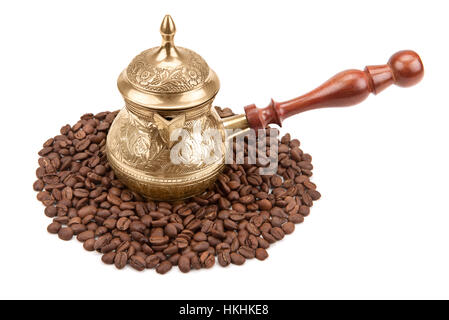 Kaffeemaschine und Kaffee Bohnen auf weißem Hintergrund Stockfoto