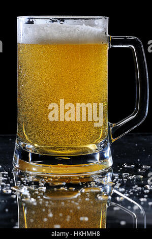 Bierglas auf nassen Tisch mit Tropfen Stockfoto