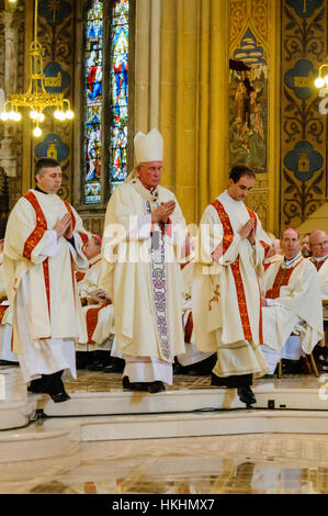 Kardinal Sean Brady führt eine Totenmesse Service. Stockfoto