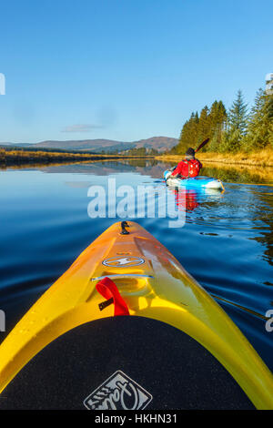 Kajakfahren auf Stroan See und Fluss Dee Stockfoto