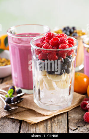 Berry Smoothie Zutaten im Longdrinkglas Stockfoto