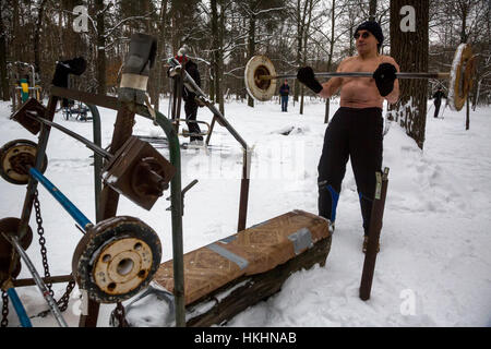 Ein Mann trainiert in der Outdoor-handgemachte Gym in Timiryazevsky Park in Moskau, Russland Stockfoto