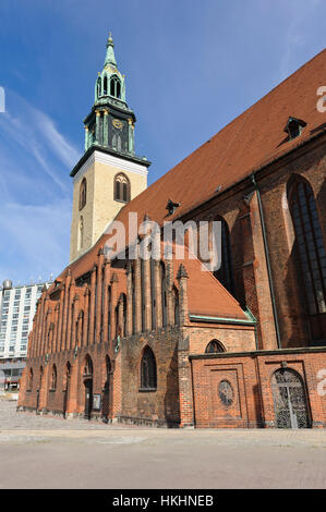 St. Marienkirche (Marienkirche) mit roten Ziegeln in Berlin, Deutschland. Stockfoto