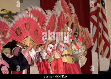 Gruppe von Kindern, die Durchführung einer chinesischen traditionellen Tanz an US-Schule-show Stockfoto