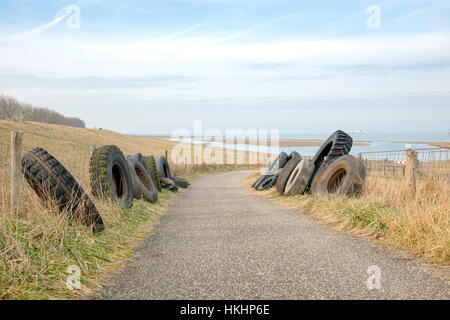illegal gedumpten LKW und Traktorreifen in einem Naturschutzgebiet in der Provinz Zeeland in den Niederlanden Stockfoto