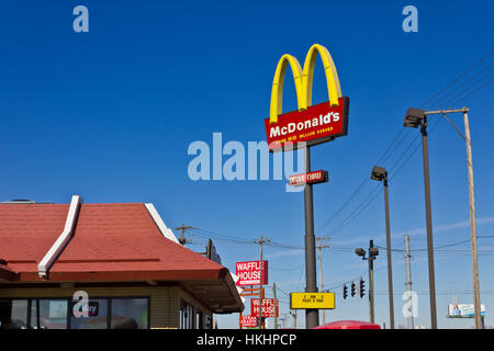 Indianapolis - ca. März 2016: McDonald's Restaurant Lage.  McDonalds ist eine Kette von Hamburger Restaurants ich Stockfoto