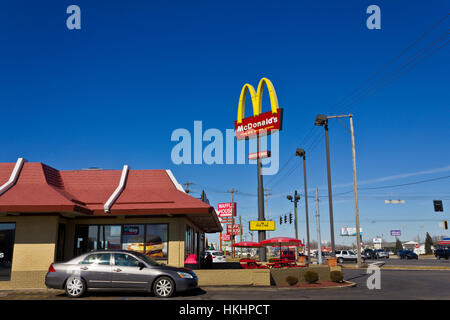 Indianapolis - ca. März 2016: McDonald's Restaurant Lage.  McDonalds ist eine Kette von Hamburger Restaurants II Stockfoto