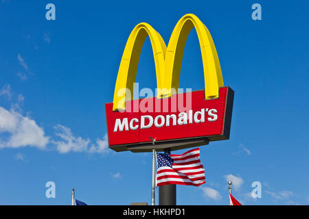 Indianapolis - ca. März 2016: McDonald's Restaurant Schild mit amerikanischen Flagge. McDonalds ist eine Kette von Hamburger Restaurants III Stockfoto