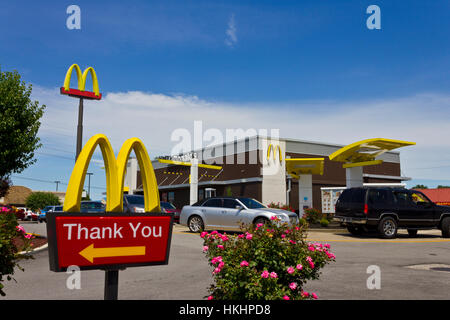 Indianapolis - ca. Juli 2016: McDonald's Restaurant Lage. McDonalds ist eine Kette von Hamburger Restaurants V Stockfoto