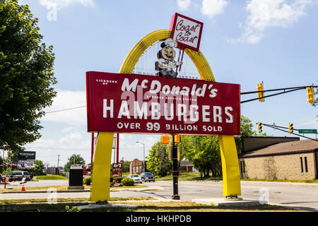 Muncie - ca. August 2016: Legacy McDonalds Hamburger Schild mit Speedee. Dieses Zeichen wurde installiert im Jahr 1956 und restauriert im Jahr 2013 V Stockfoto