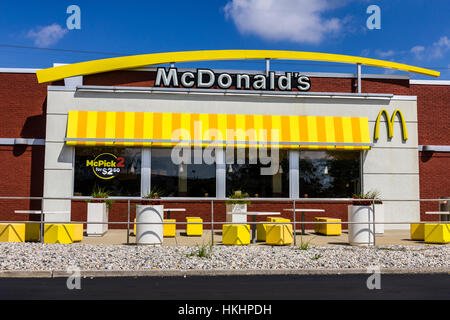 Indianapolis - ca. September 2016: McDonald's Restaurant Lage. McDonalds ist eine Kette von Hamburger Restaurants VIII Stockfoto