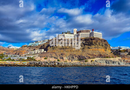 Foto Segeln vorbei an Hotelkomplex auf Cliifs, Gran Canaria Stockfoto