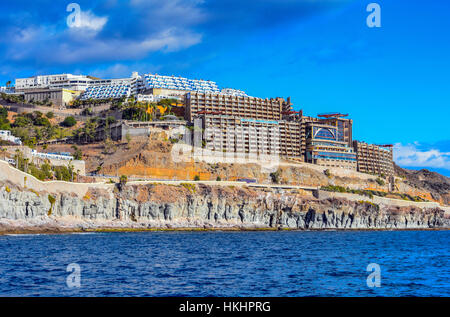 Foto Segeln vorbei an Hotelkomplex auf Cliifs, Gran Canaria Stockfoto