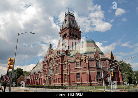 Memorial Hall und Memorial Querschiff, einer hohen viktorianischen gotischen Gebäude und Teil der Harvard University, Boston, Cambridge, MA, Vereinigte Staaten. Stockfoto