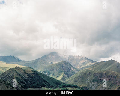 Sommer Blick auf Kazbek (Kasbegi) Mountain in Georgia, Stepantsminda Stockfoto