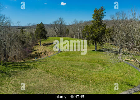 Die große Serpent Mound nebeneinander stehenden etwa ¼ Meile über die Landschaft bei Serpent Mound State Memorial im Adams County, Ohio, USA Stockfoto