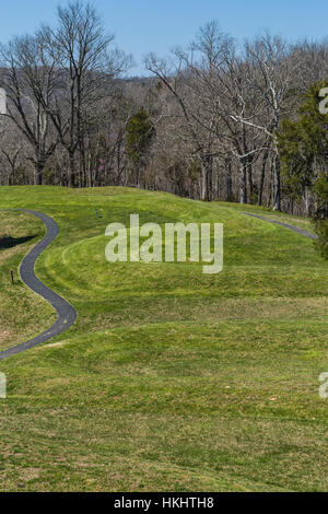 Die große Serpent Mound nebeneinander stehenden etwa ¼ Meile über die Landschaft bei Serpent Mound State Memorial im Adams County, Ohio, USA Stockfoto