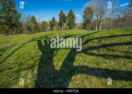 Frühling Baum Schatten Kreuzung Bestandteil der großen Serpent Mound, die etwa ¼ Meile über die Landschaft bei Serpent Mound State Memorial in Adams Co schlängelt Stockfoto