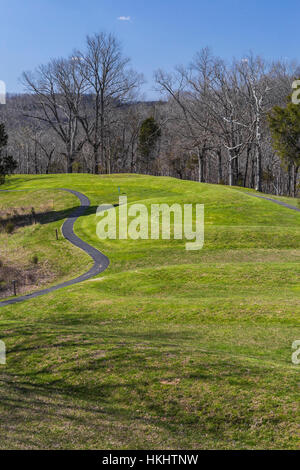 Die große Serpent Mound nebeneinander stehenden etwa ¼ Meile über die Landschaft bei Serpent Mound State Memorial im Adams County, Ohio, USA Stockfoto