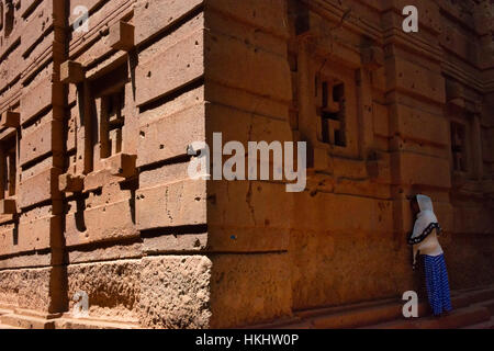 Frau von Biete Amanuel (Haus von Emmanuel), eines gehauenen Felsenkirchen in Lalibela (UNESCO-Weltkulturerbe), Äthiopien Stockfoto