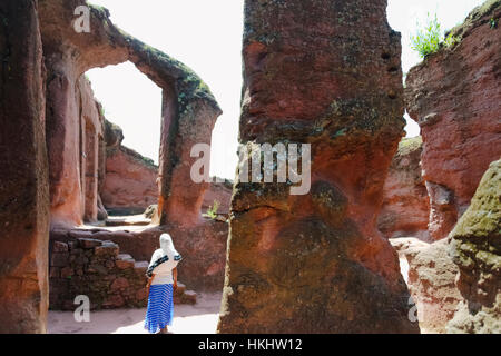 Frau am Biete Amanuel (Haus von Emmanuel), eines gehauenen Felsenkirchen in Lalibela (UNESCO-Weltkulturerbe), Äthiopien Stockfoto