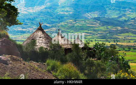 Traditionelle Häuser mit Strohdach in den Bergen, Lalibela, Äthiopien Stockfoto