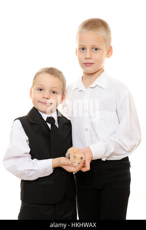 Kinder halten Hamster in Hand isoliert auf weiss Stockfoto
