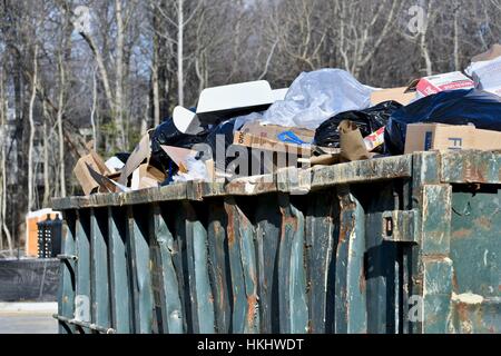 Eine Konstruktion Müllcontainer voll übertrieben Stockfoto