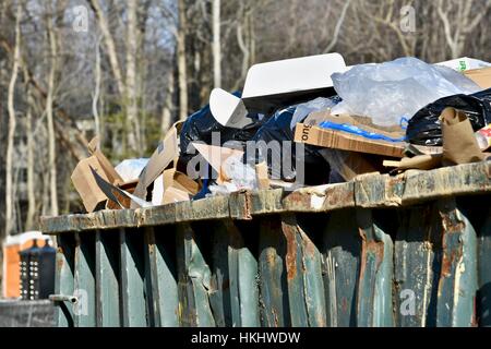 Eine Konstruktion Müllcontainer voll übertrieben Stockfoto