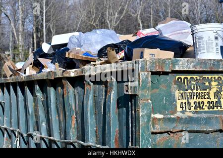 Eine Konstruktion Müllcontainer voll übertrieben Stockfoto