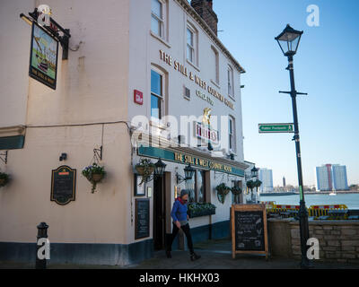 Die Still und West Public House auf den Punkt, Old Portsmouth, England Stockfoto