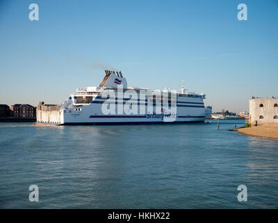 Eine Bretagne Fähren Autofähre, Cap Finistère, tritt Portsmouth Harbour aus dem Solent, Hampshire, England Stockfoto