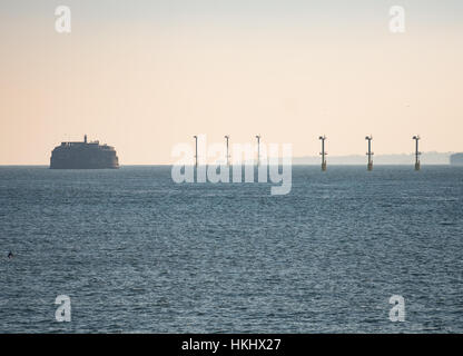 Navigation-Markierungen und Lichter am Eingang des Hafens von Portsmouth, um die Navigation durch die neue RN-Flugzeugträger zu unterstützen Stockfoto