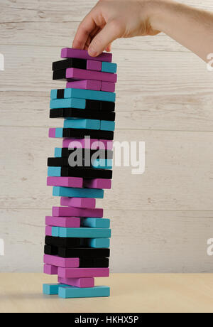 Jenga-Turm Farbe Ziegel Spiel auf Holztisch Stockfoto