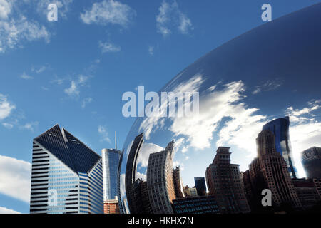 Cloud Gate Chicago mit Reflexion von Gebäuden Stockfoto