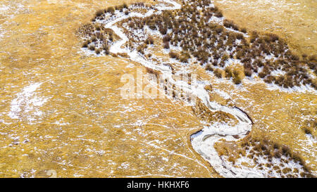 Luftaufnahme des kleinen Gebirgsbach im Winter. Stockfoto