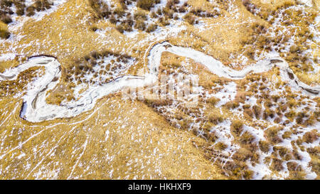 Luftaufnahme des kleinen Gebirgsbach im Winter. Stockfoto