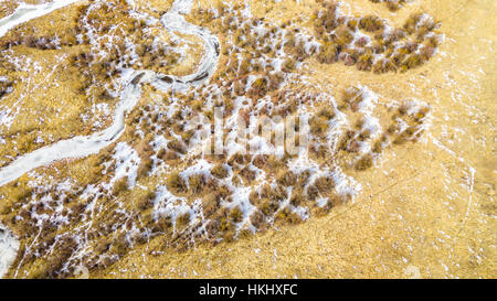 Luftaufnahme des kleinen Gebirgsbach im Winter. Stockfoto