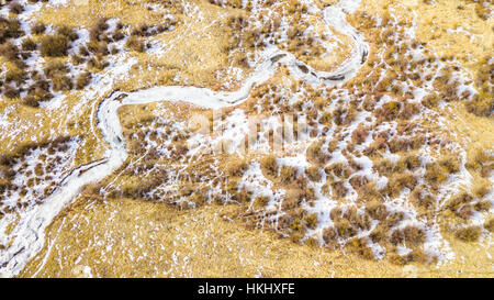 Luftaufnahme des kleinen Gebirgsbach im Winter. Stockfoto