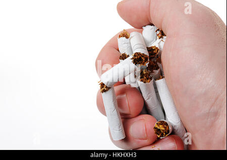 gebrochene Zigarette in der Hand Isoalted auf weißem Hintergrund Stockfoto