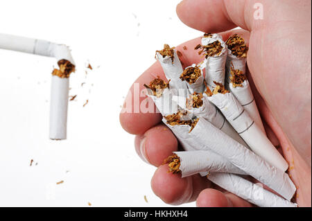 gebrochene Zigarette in der Hand hautnah auf weiß Stockfoto